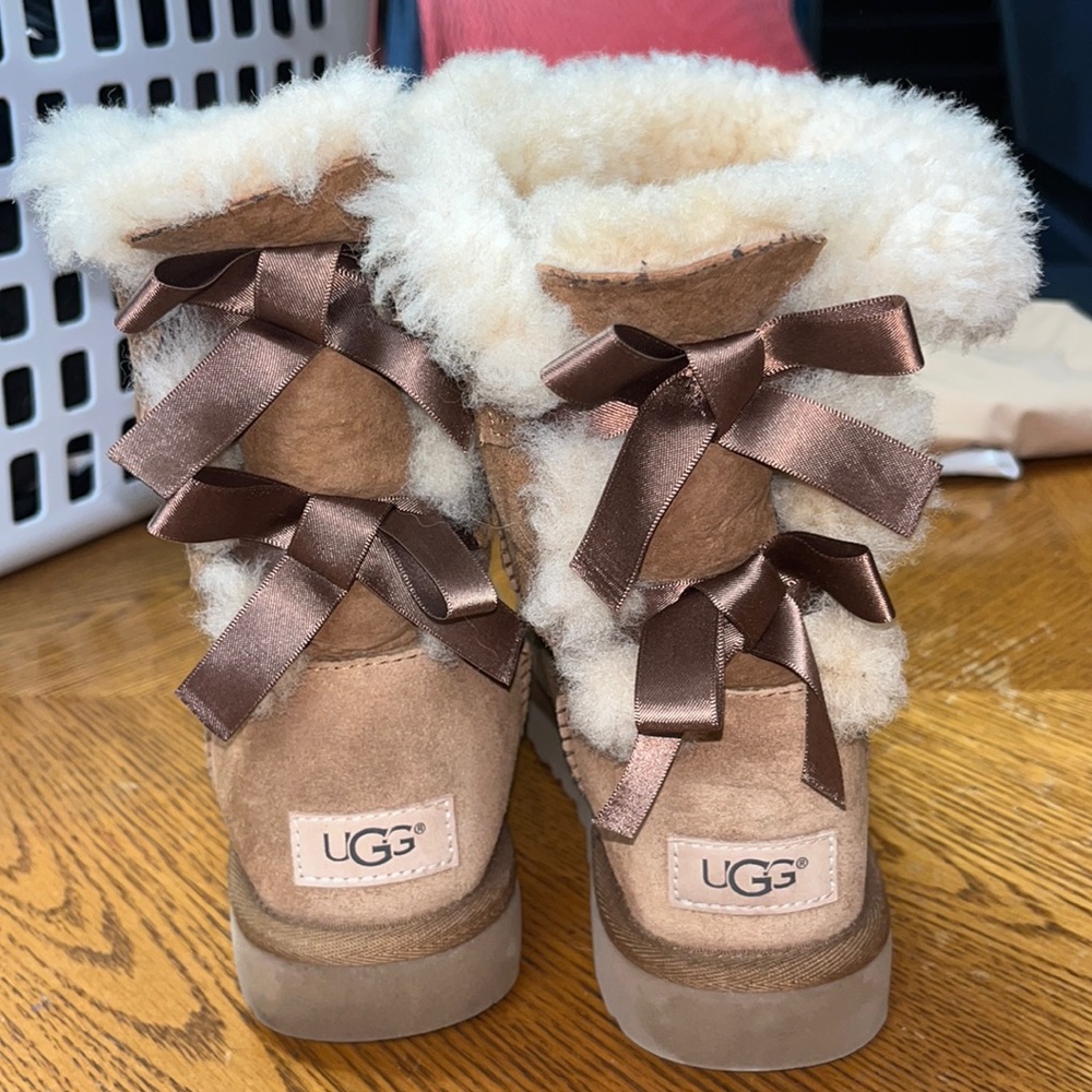 Ugg boots with bows. Women’s 5